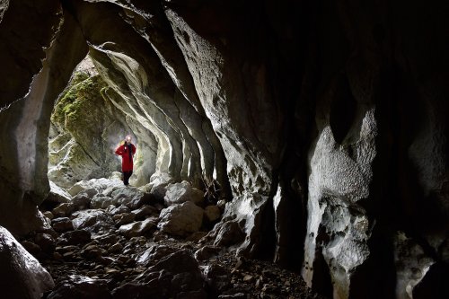 Novokrajska Jama (Slovénie) - Spéléo dans petit porche d'entrée (vu de l'intérieur)(SP-17-0455)